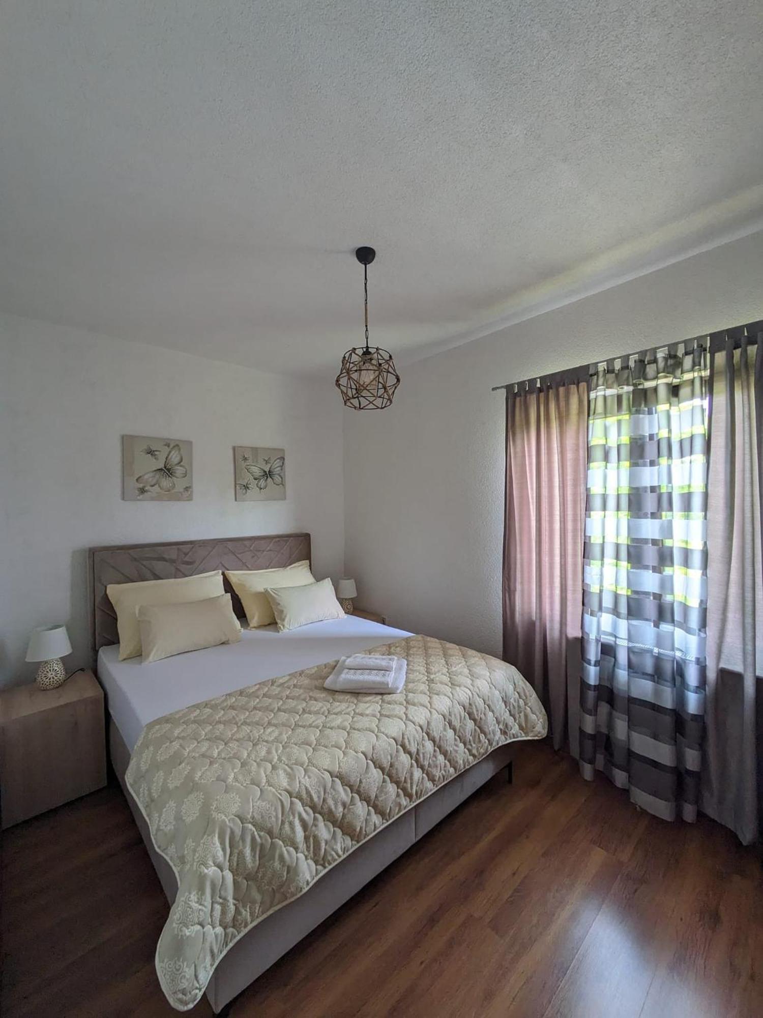 Vacation Home Keskic Velika Gata Bagian luar foto