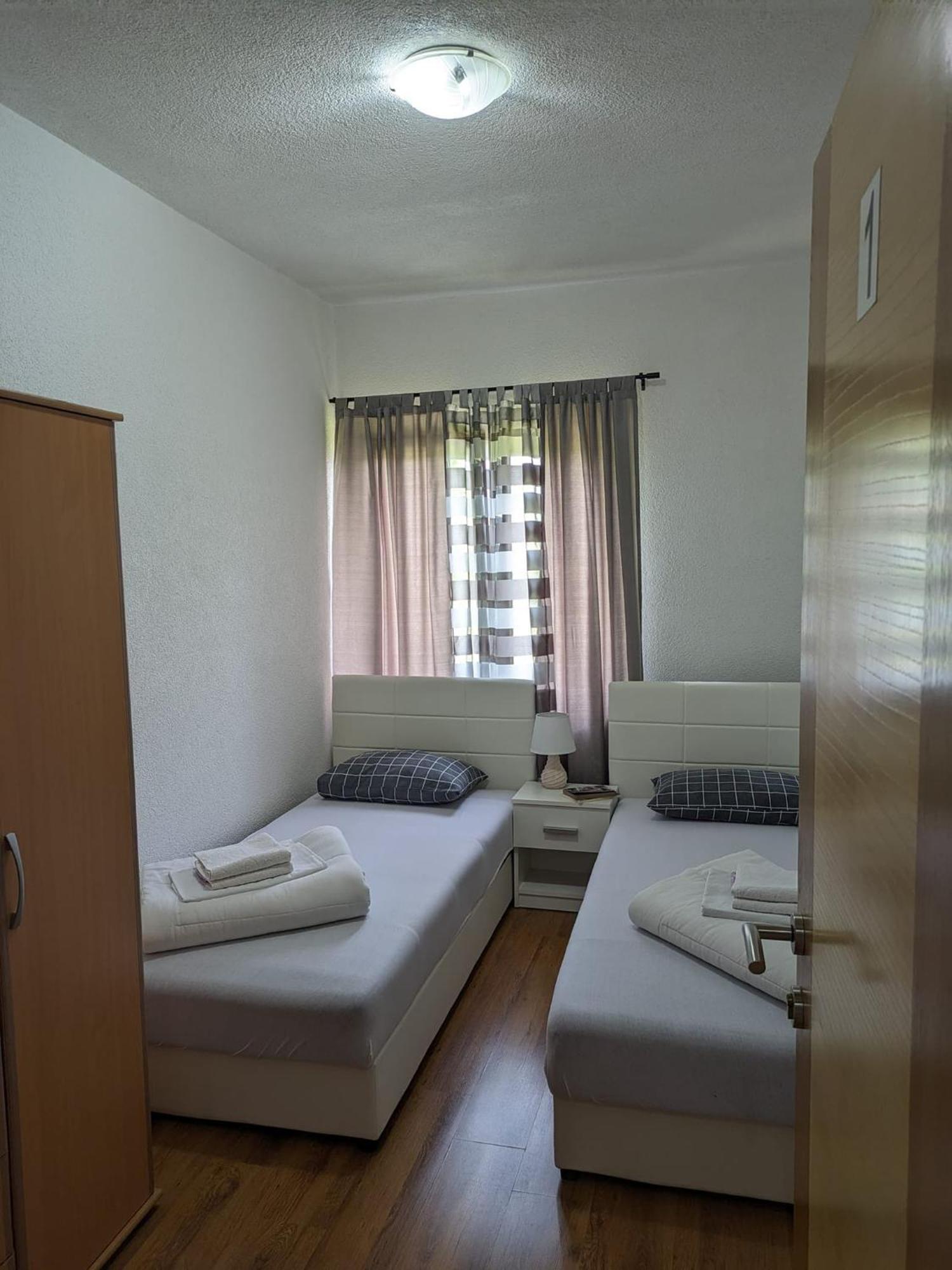 Vacation Home Keskic Velika Gata Bagian luar foto